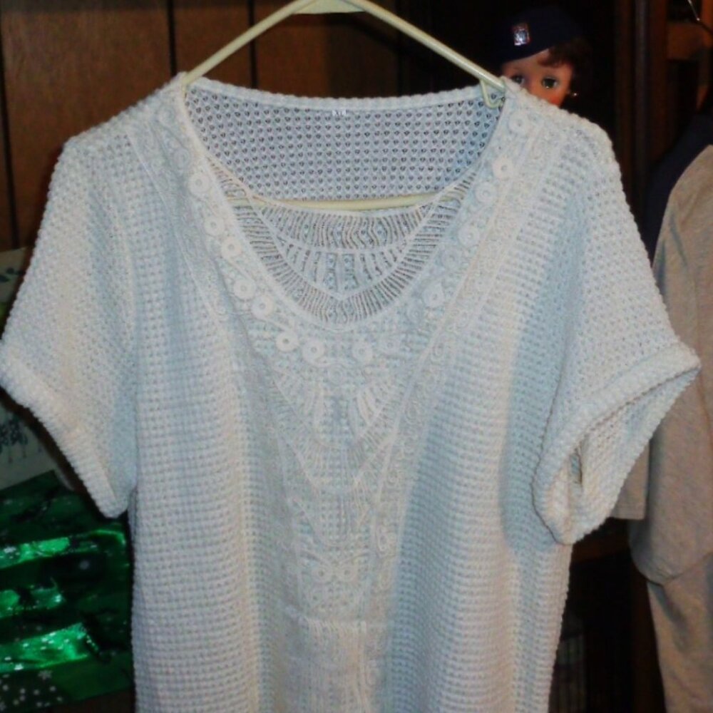 NEW-RARE-WHITE KNIT SHORT SLEEVE TOP-SOFT,LIGHT KNIT WITH DETAIL DESIGNS-SZ XL